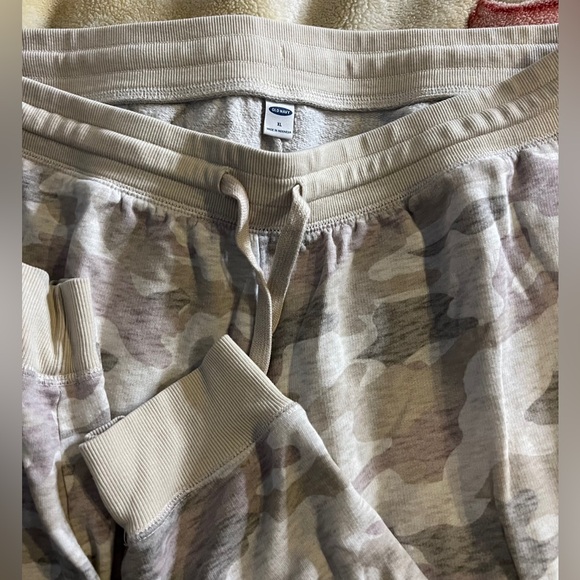 Extra large old navy cotton cream army print sweatpants - Picture 3 of 3